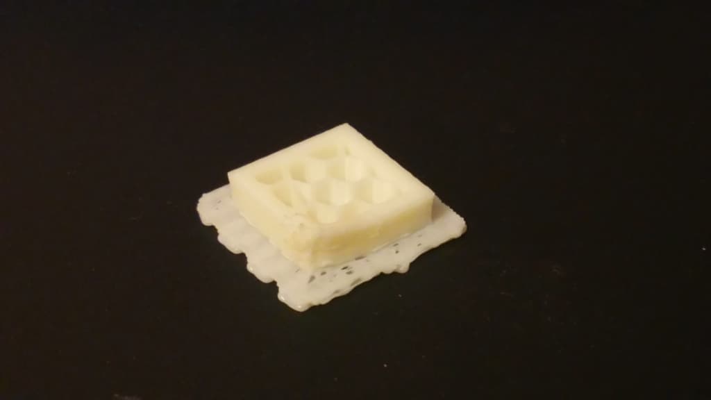 ラフト(土台)が0.5ミリぐらい盛り上がってただけでこうなる最初は最小限の構成で研究を動かす(材料や燃料は手で運んでいる)。