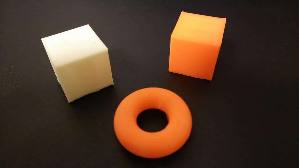 初日は、特に意味もなく立方体やドーナツ作った