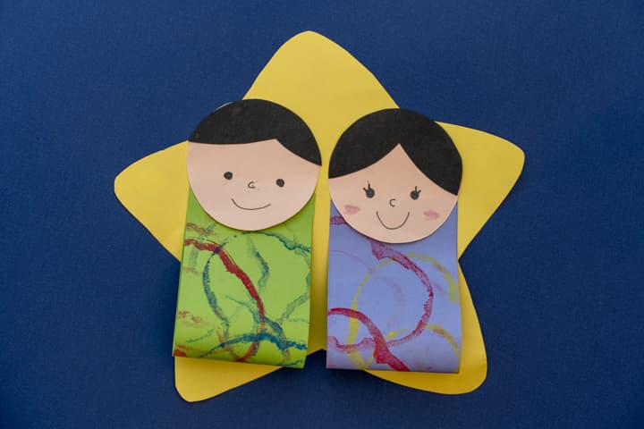 紺色の背景でお星様の工作を撮影